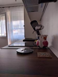 une table avec une chaise et un vase dessus dans l'établissement Spalato Heritage Suite, à Split