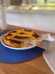 un plato con un pastel y un cuchillo en una mesa en B&b da Tizzy en San Domino