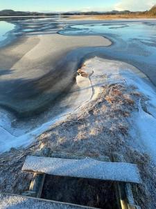 uma vista aérea de um lago congelado com neve em Ytterturingen 469 em Haverö