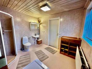 uma casa de banho com um WC e um lavatório em Ytterturingen 469 em Haverö