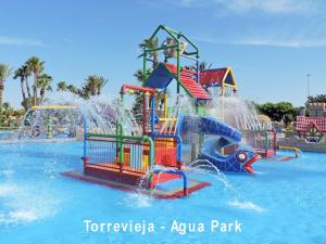 Bazén v ubytovaní Apartamento Estefany a 100 m de Playa alebo v jeho blízkosti