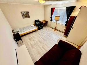sala de estar con sofá, cama y ventana en Ytterturingen 469, en Haverö