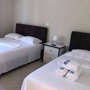 Postel nebo postele na pokoji v ubytování Himara Royal Hotel
