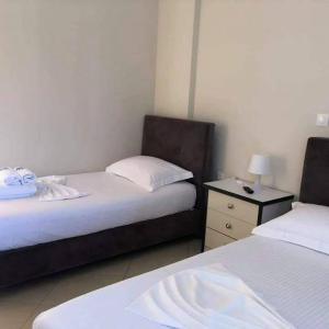 Postel nebo postele na pokoji v ubytování Himara Royal Hotel