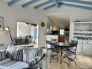 Кухня или мини-кухня в Maison Noirmoutier-en-l'Île, 4 pièces, 6 personnes - FR-1-224B-75
