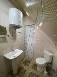 BangvetiにあるKirtaのバスルーム(白い洗面台、トイレ付)