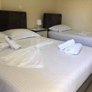 Postel nebo postele na pokoji v ubytování Himara Royal Hotel