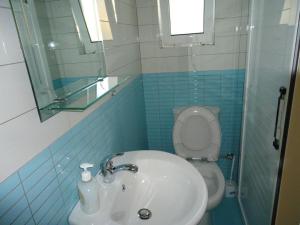 Koupelna v ubytování Himara Royal Hotel