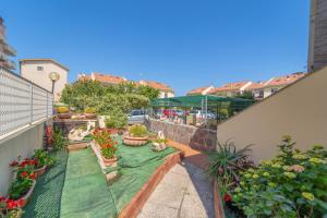 a garden with plants and flowers on a balcony at domo nora in Olbia