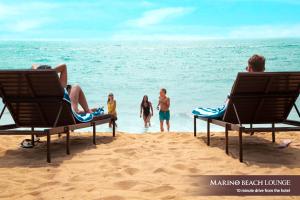 un gruppo di persone seduti sulle sedie in spiaggia di Marino Beach Colombo a Colombo