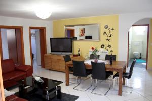 TV a/nebo společenská místnost v ubytování Apartments Villa Lili