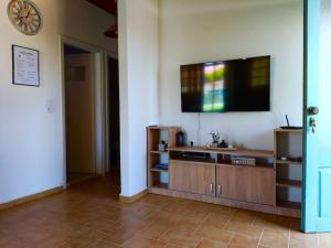 TV a/nebo společenská místnost v ubytování Seaside Escape Apartment
