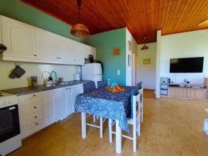 Kuchyň nebo kuchyňský kout v ubytování Seaside Escape Apartment + 26 fotografií