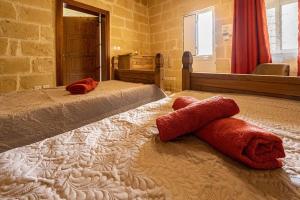 Postel nebo postele na pokoji v ubytování Tal-Andar Farmhouse