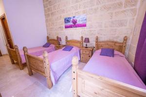Postel nebo postele na pokoji v ubytování Tal-Andar Farmhouse