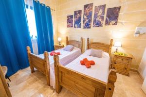 Postel nebo postele na pokoji v ubytování Tal-Andar Farmhouse