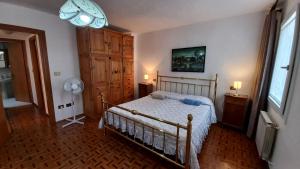 - une chambre avec un lit et une commode dans l'établissement Casa Martina "holiday home" Marano Lagunare, à Marano Lagunare