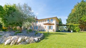 Zahrada ubytování Chalet de charme climatisé, son Jacuzzi - SPA privatif et la piscine de la Maison Bleue du Gers