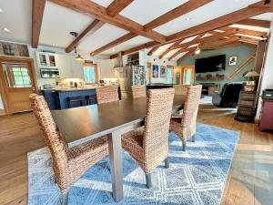 Dapur atau dapur kecil di Waterfront 8 acres privacy and 5 min to LL Bean!