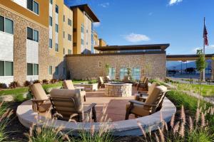 un patio con sillas y una mesa frente a un edificio en Residence Inn by Marriott Provo South University, en Provo