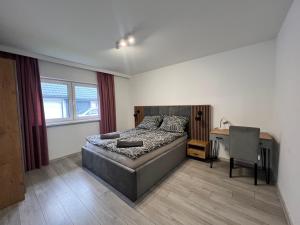 Ένα ή περισσότερα κρεβάτια σε δωμάτιο στο ZATOR Apartamenty Max House, Energylandia