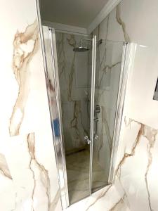 uma casa de banho com chuveiro e mármore em Apartman Nela em Porec