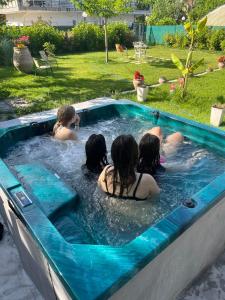 un grupo de cuatro niñas en una piscina en Artemis, en Neoi Poroi