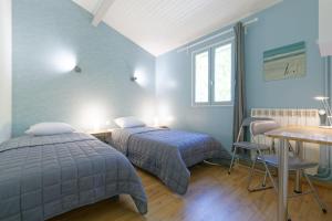 Postel nebo postele na pokoji v ubytování Chalet de charme climatisé, son Jacuzzi - SPA privatif et la piscine de la Maison Bleue du Gers + 26 fotografií