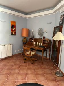 an office with a desk and a chair and a lamp at Quinta Dos Amarelos no Meco in Aldeia do Meco