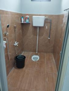 峇株巴辖DAHLIA HOMESTAY Batu Pahat的浴室设有卫生间,内有水桶