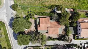 una vista aérea de una casa con árboles y una calle en Casa Vacanze Rosa dei Venti - Clima, terrazze e biciclette en Campo nell'Elba