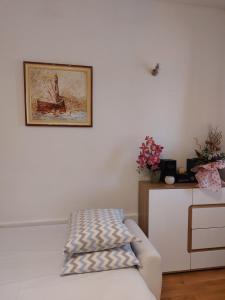 salon z kanapą i zdjęciem na ścianie w obiekcie Apartment Ana w Splicie