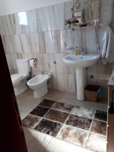 een badkamer met een toilet en een wastafel bij Vila Topalli in Pogradec