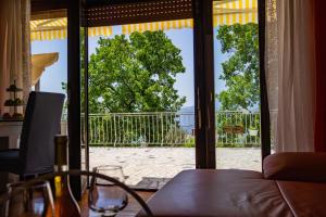 Rõdu või terrass majutusasutuses Sea View Suite With King Bed, 150Mbps WiFi And Patio Swing