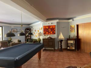 a living room with a pool table in it at Quinta Dos Amarelos no Meco in Aldeia do Meco