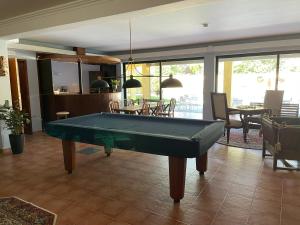 a pool table in the middle of a living room at Quinta Dos Amarelos no Meco in Aldeia do Meco