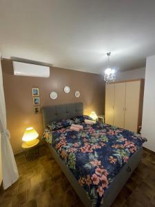 um quarto com uma cama com colcha floral em Apartman Nela em Porec