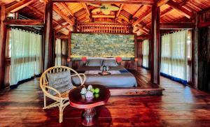 une chambre avec un lit, une table et une chaise dans l'établissement Natalie's Villa & Resort Moc Chau, à Mộc Châu 82 autres photos