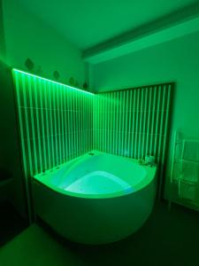 Al Campanile في سانتّانييلّو: حمام أخضر مع حوض مع ضوء أخضر