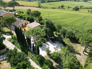 una vista aérea de una casa y un patio con árboles en La Casa di Bach, en Perugia