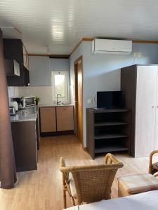 a kitchen with a counter and a sink in a room at Quinta Dos Amarelos no Meco in Aldeia do Meco