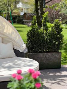 una cama y dos macetas en un patio en Ameiserhof Guesthouse, en Collalbo