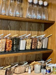 uma fila de prateleiras cheias com diferentes tipos de alimentos em Ameiserhof Guesthouse em Collalbo