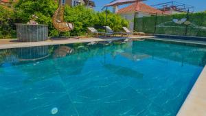 Bazén v ubytování Private Pool Villa near the Sea for 6 People in Muğla, Fethiye - AWZ 218 nebo v jeho okolí