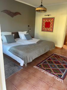 a bedroom with a large bed in a room at Quinta Dos Amarelos no Meco in Aldeia do Meco