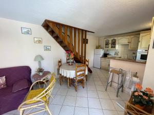 uma sala de estar com uma mesa e uma cozinha em Villa Saint-Cyprien, 3 pièces, 6 personnes - FR-1-106-53 em Saint-Cyprien
