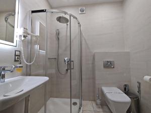 Ванная комната в Molfar Resort Hotel & SPA