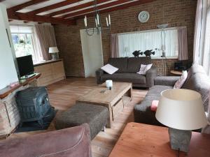 uma sala de estar com um sofá e um fogão em Ons Stekkie em Holten