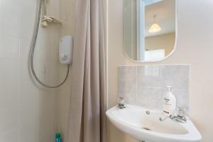 bagno con lavandino e specchio di Silver Sea a Galway