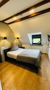een slaapkamer met een bed en een raam bij Rheinländer Seehotel in Leverkusen